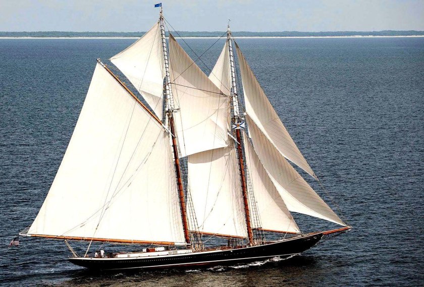 Парусная яхта Бригантина