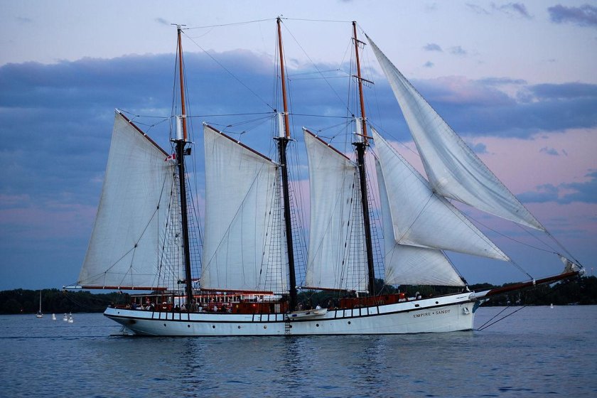 Трехмачтовая гафельная шхуна