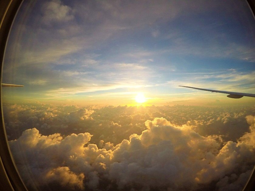 Рассвет из иллюминатора самолета