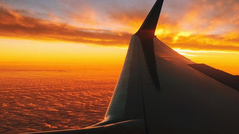Самолет на закате