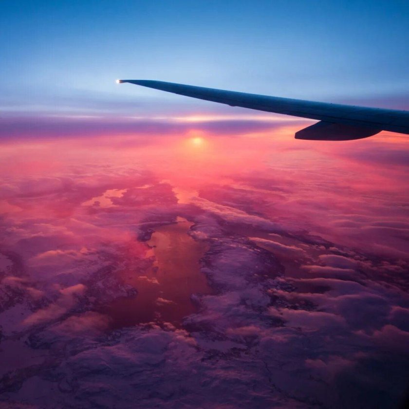 Самолет на закате