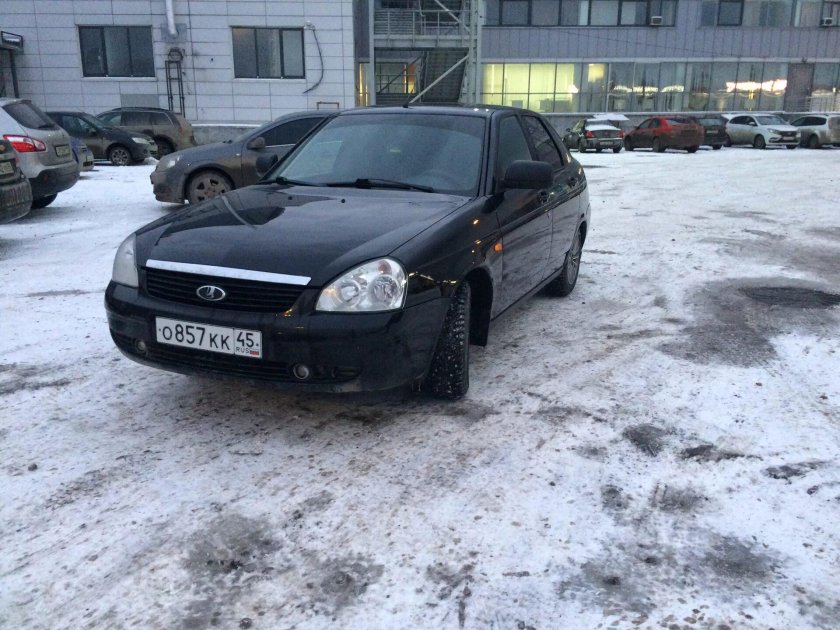 Фото Приоры черной хэтчбек на мойке