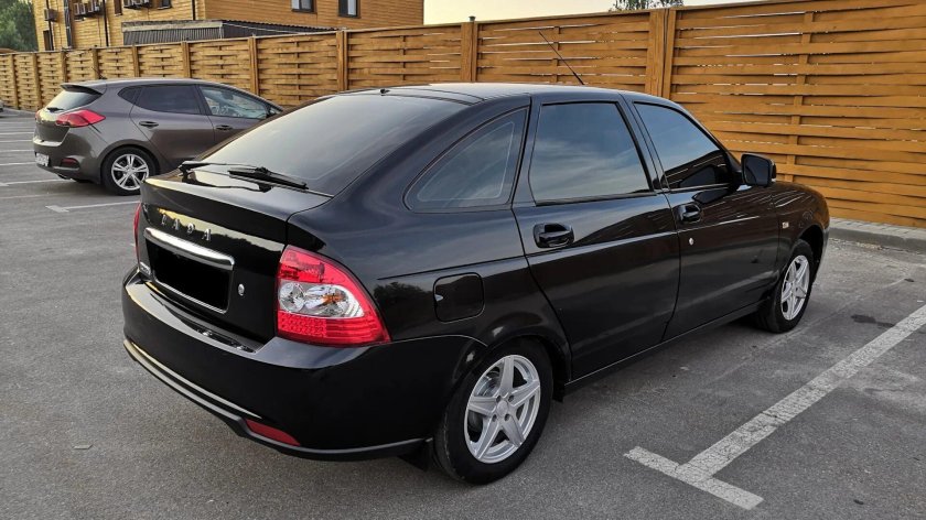 Лада Приора хэтчбек черная