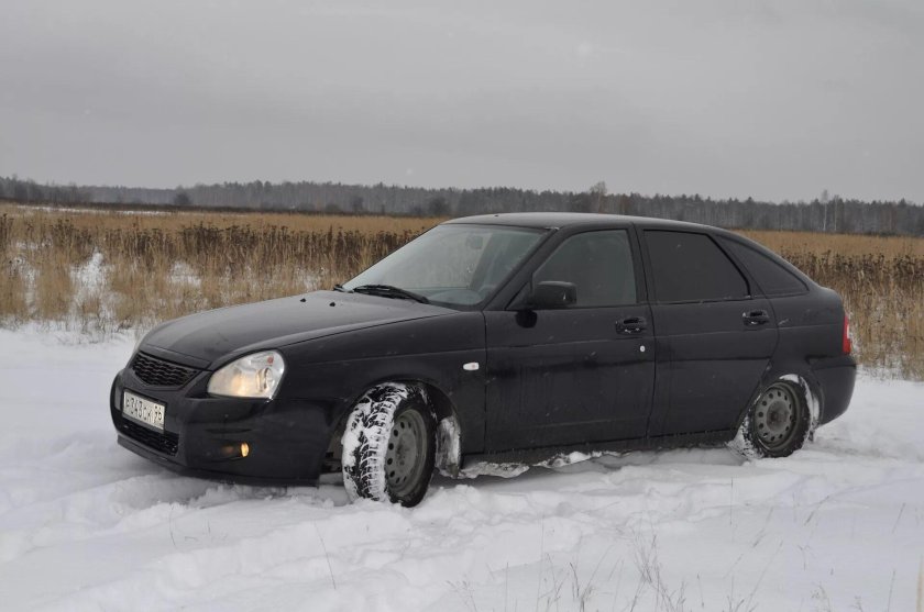 Черная Лада Приора хэтчбек зимой