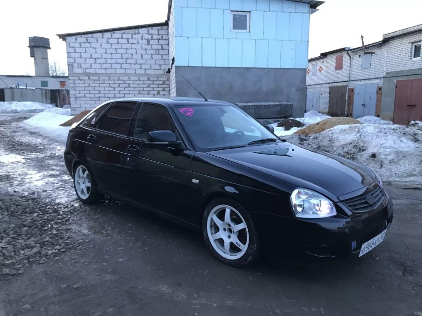Лада Приора хэтчбек черная