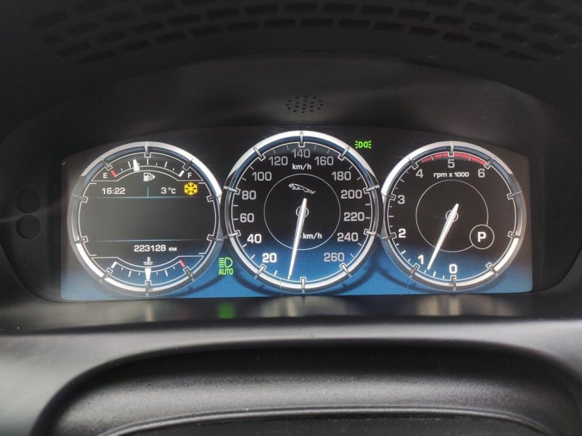 Приборная панель Jaguar XJ