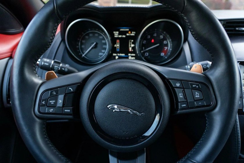 Jaguar f Type 2021 приборная панель