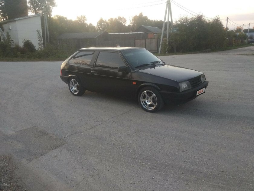 Черная ВАЗ 2108 на стиле