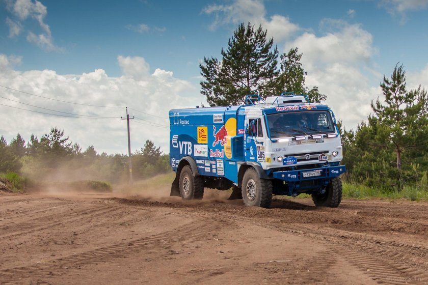 КАМАЗ ездит