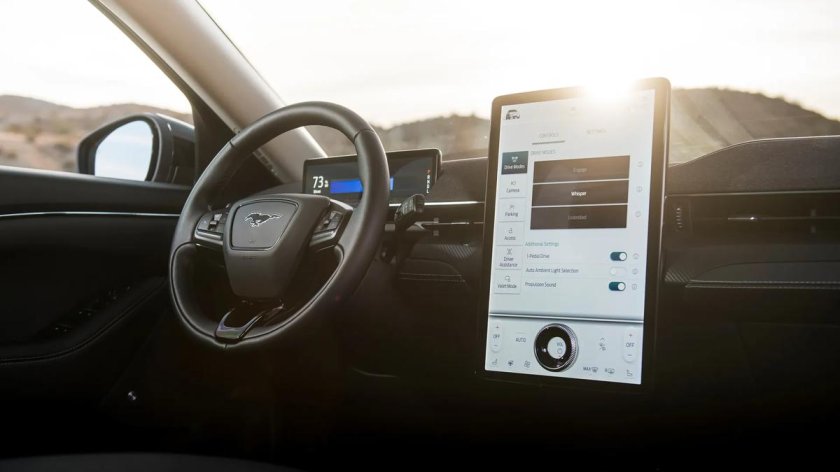 Форд Мустанг Тесла экран