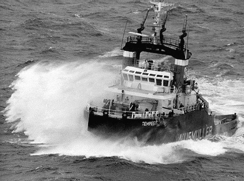 Корабль буксир