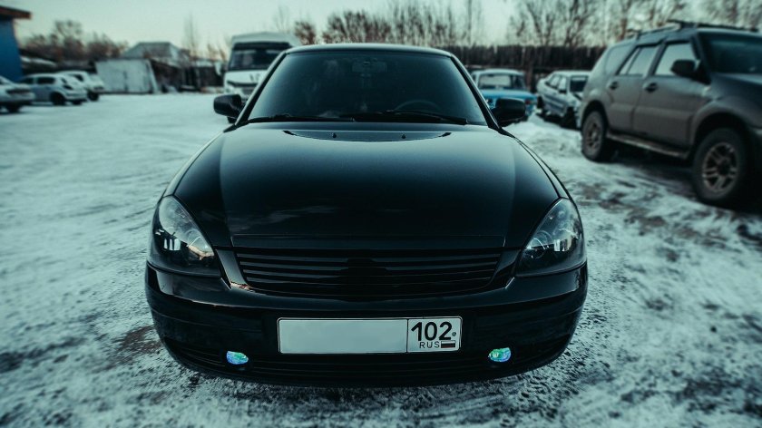 Черная Приора с тонированными фарами