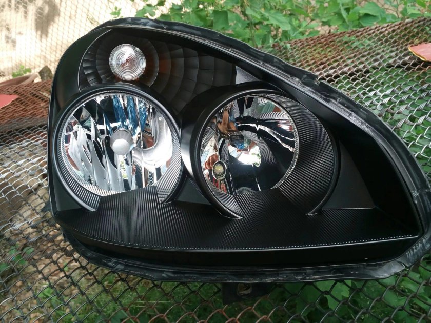 Лада Приора с черными фарами