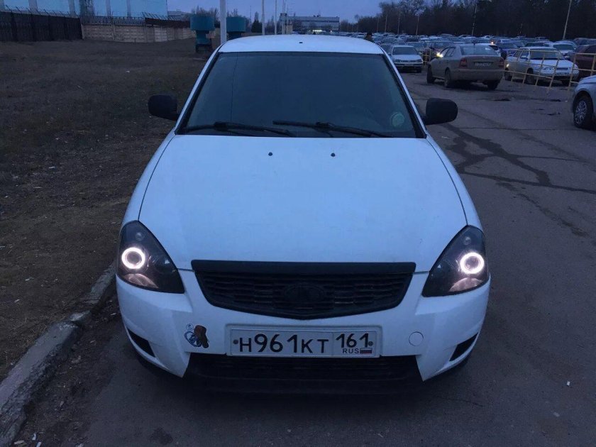 Белая Приора с черными фарами
