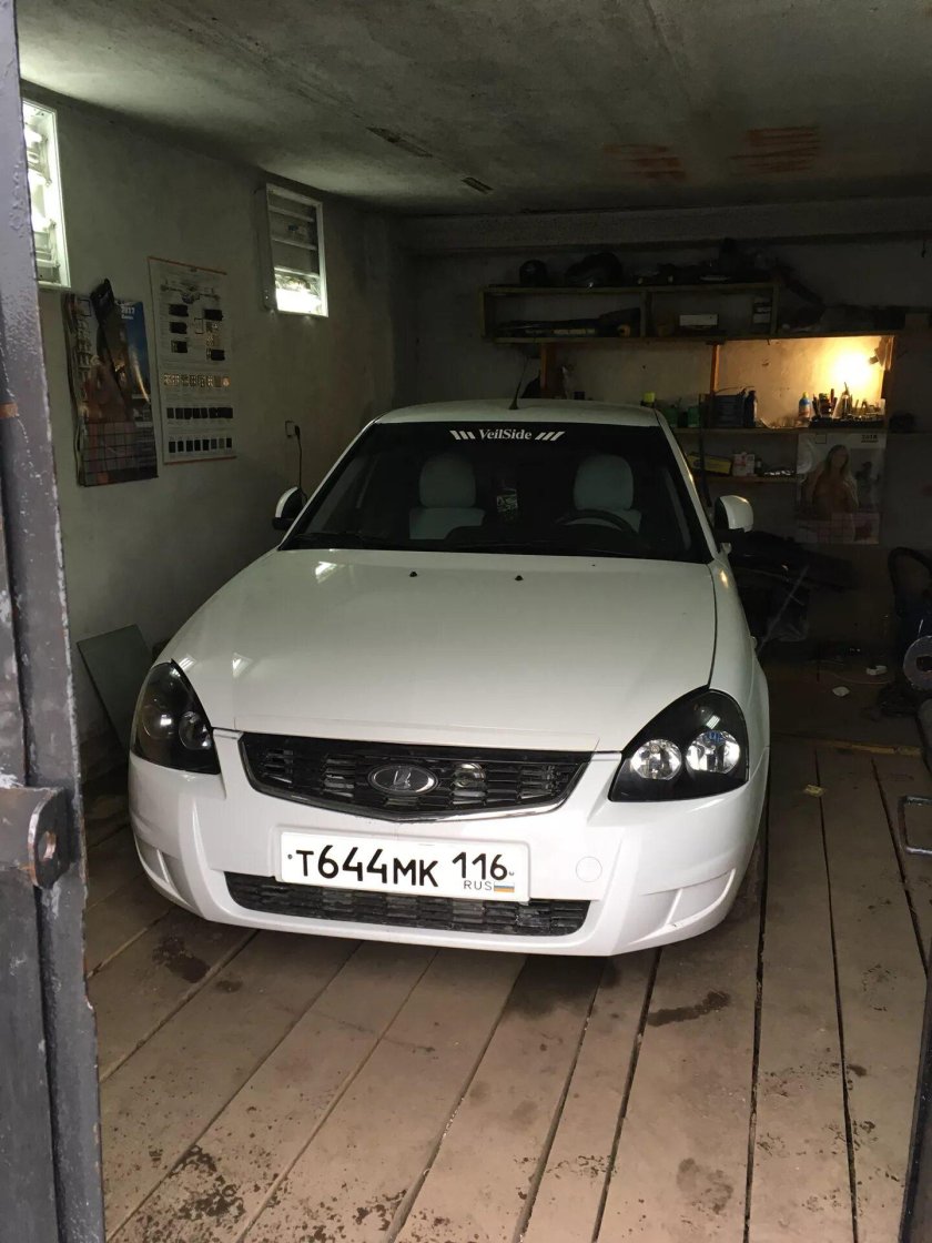 Белая Приора с черными фарами