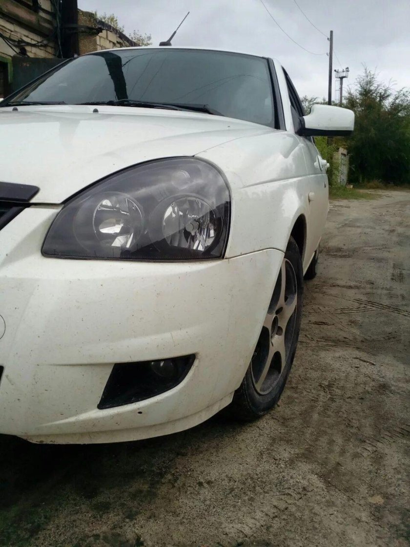 Белая Приора с черными фарами