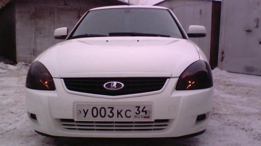 Черные фары Приора белая Приора седан