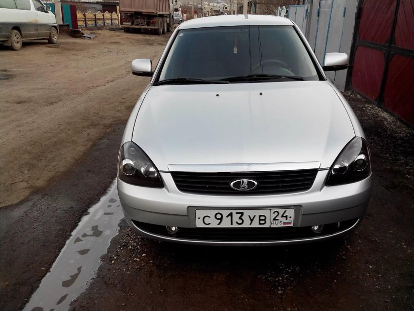 Лада Приора с черными фарами