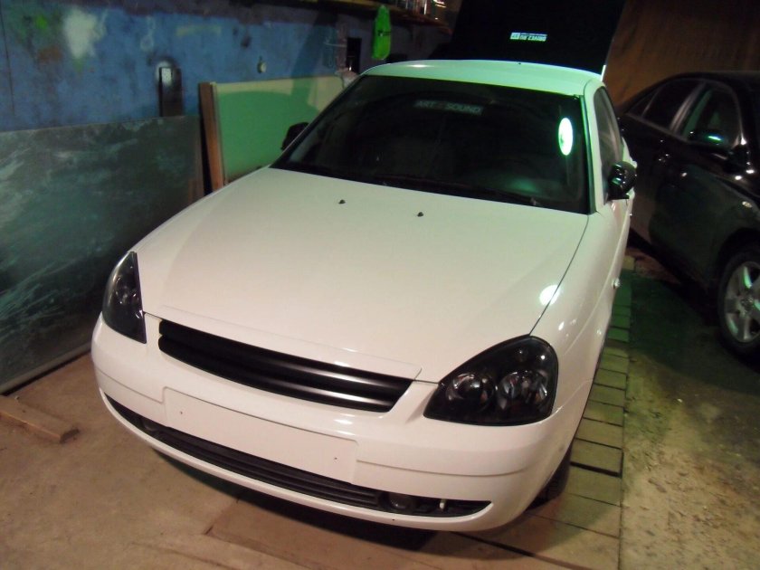 Приора с белой решеткой радиатора