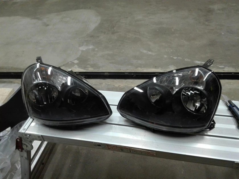 Лада Приора с черными фарами