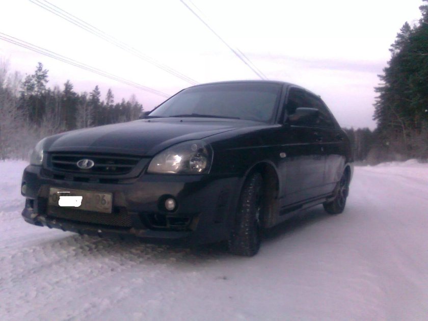 Черная Приора с тонированными фарами