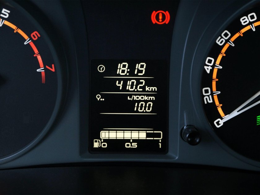 Бортовой 2 компьютер Лада Гранта на приборной панели