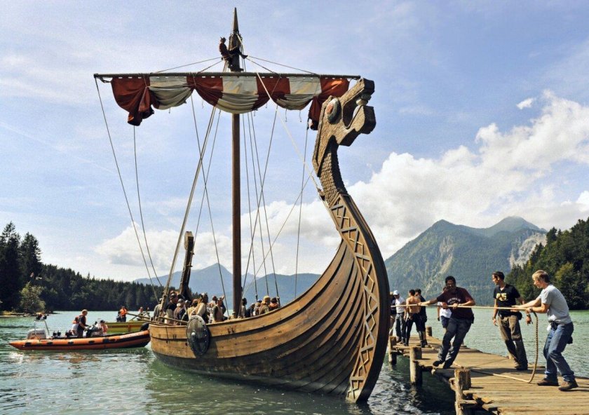 Лодка викингов дракар