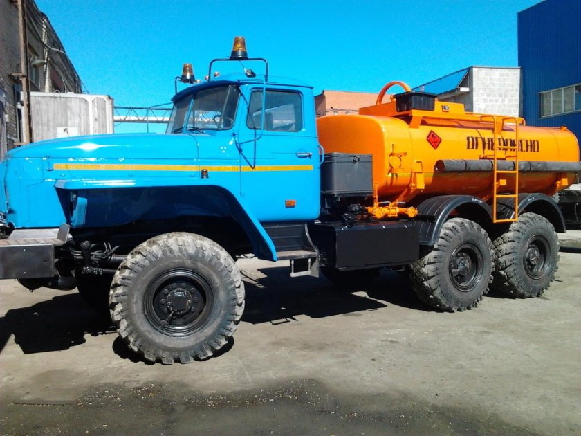 Заправщик Урал АТЗ-10