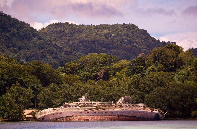 World Discoverer у Соломоновых островов