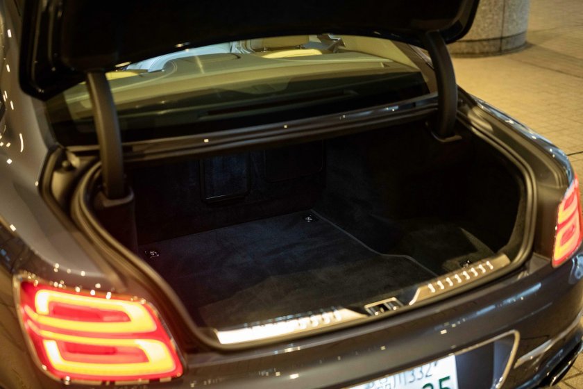 Bentley Flying Spur 2022 багажник