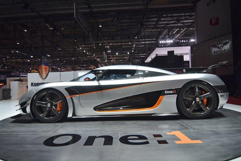 Машина Koenigsegg one 1