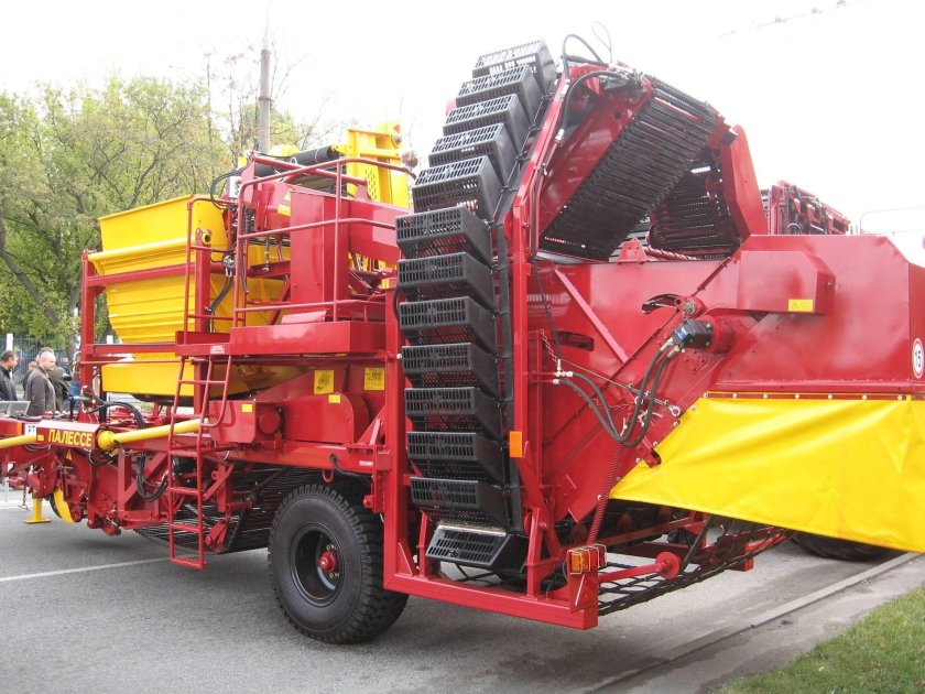 Картофелеуборочный комбайн ККУ-1