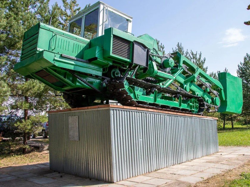 Памятник экскаватору-дреноукладчику