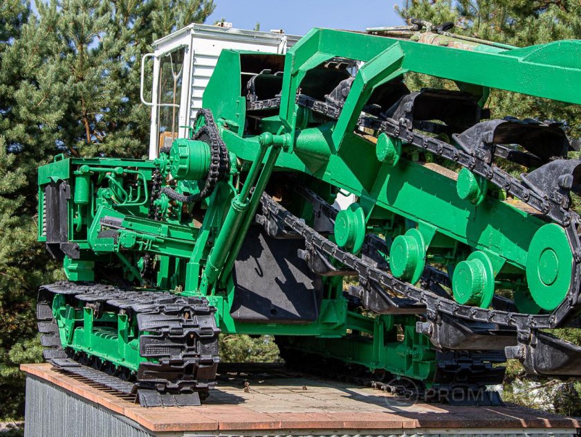 Памятник экскаватору-дреноукладчику