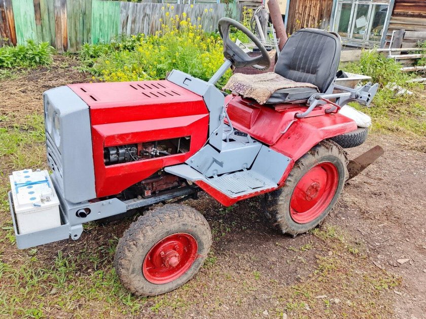 Советский минитрактор хтз т010