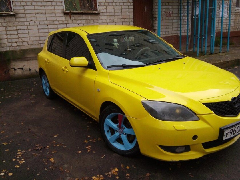 Мазда 3 желтая хэтчбек