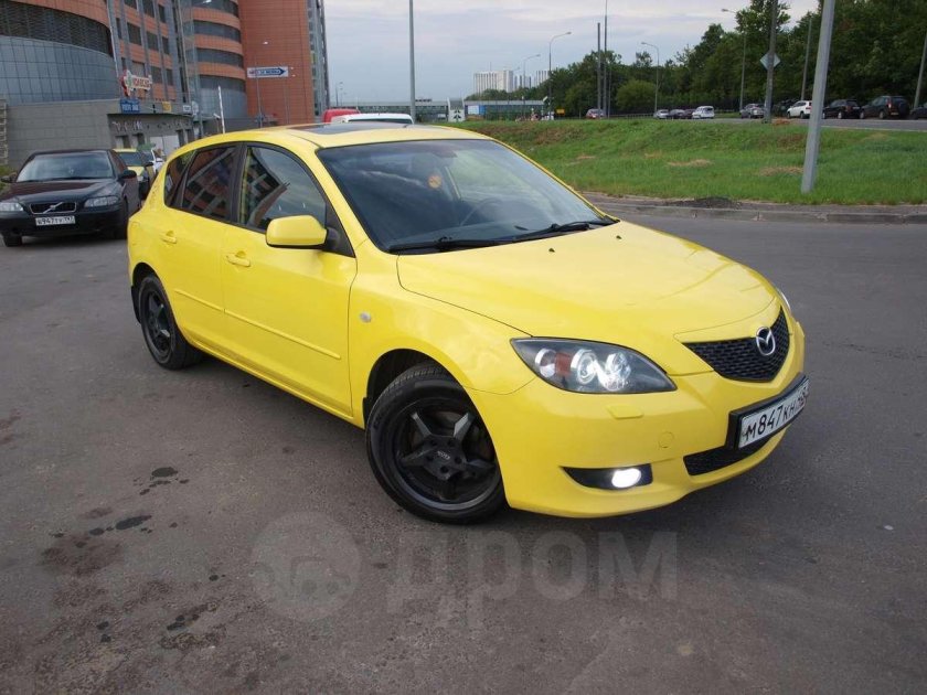 Мазда 3 желтая
