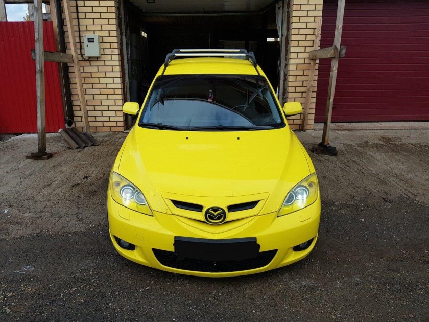 Мазда 3 желтая хэтчбек