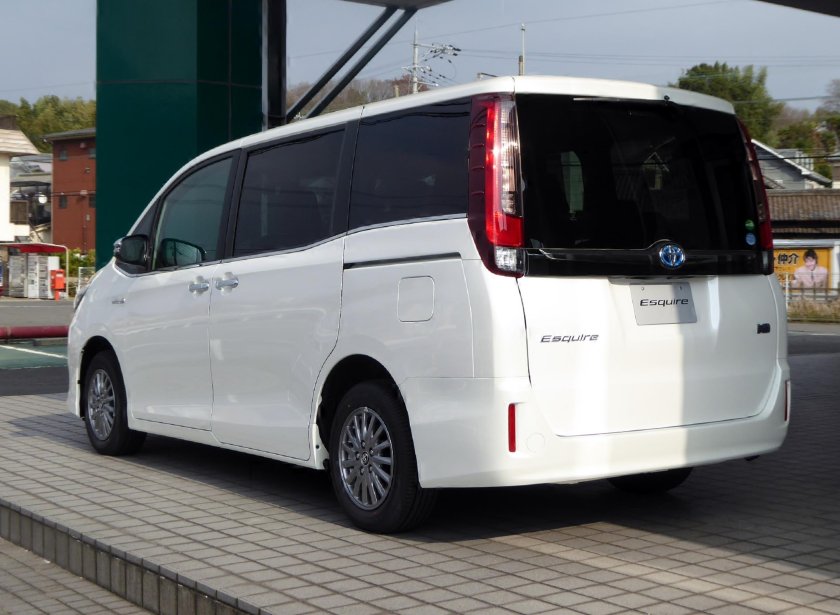 Тойота Esquire Hybrid