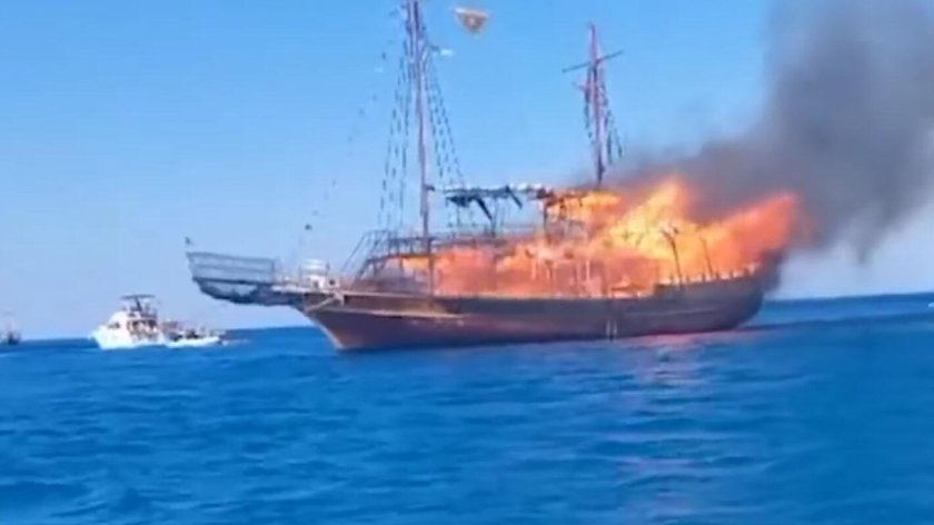 Судно в море