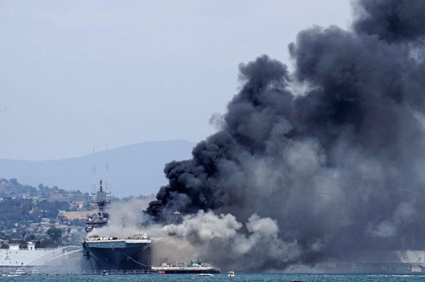 Пожар на корабле ВМС США В Сан Диего