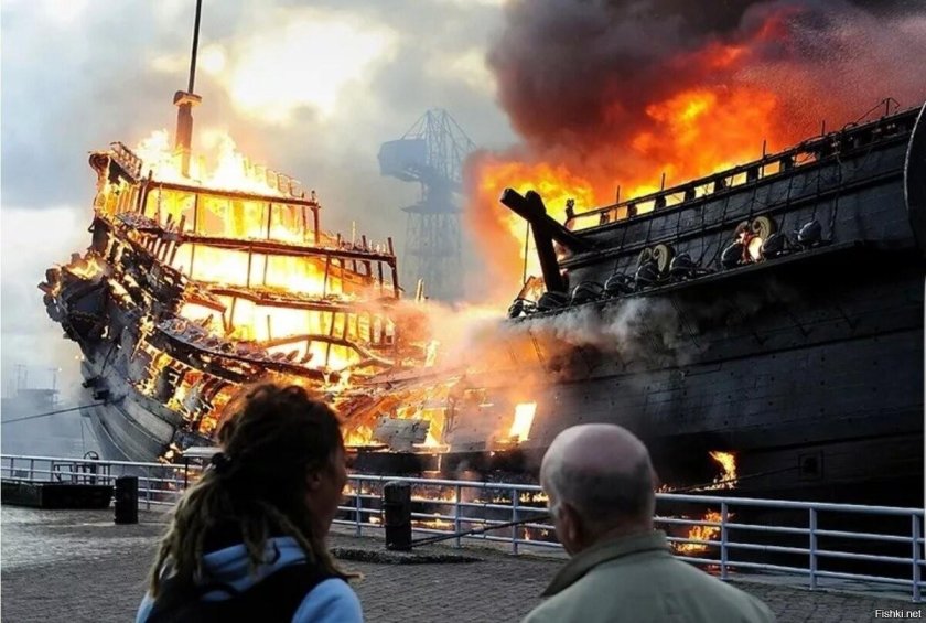 Корабль горит