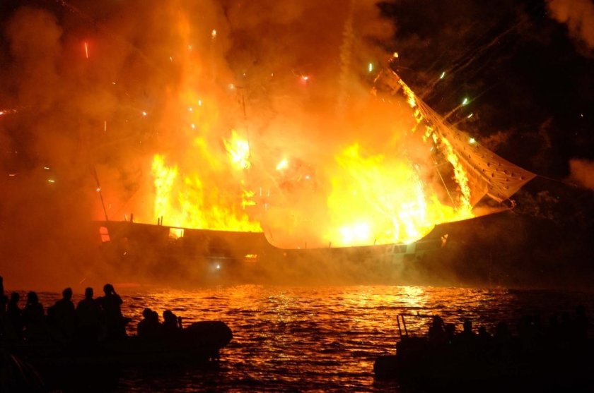 Горящий парусный корабль