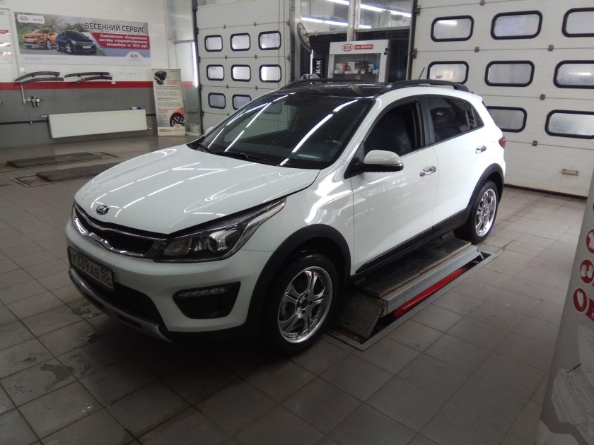 Kia Rio x-line белая