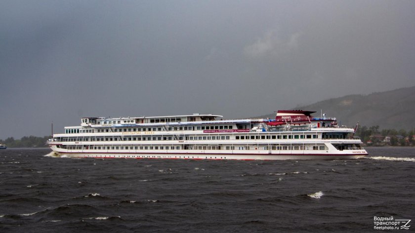 Теплоход Семен Буденный