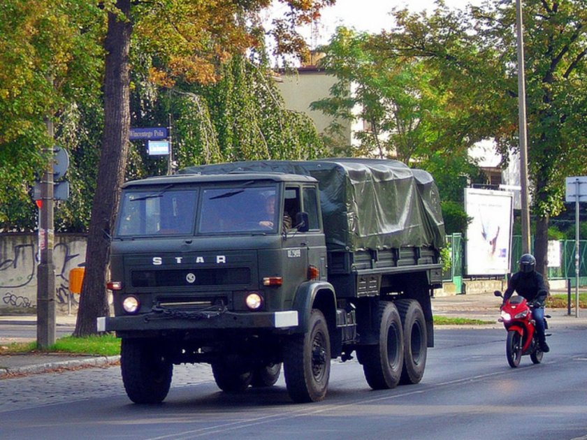 Военный грузовик