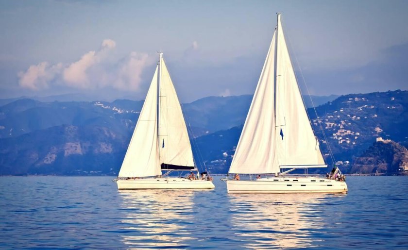 Парусная лодка белая