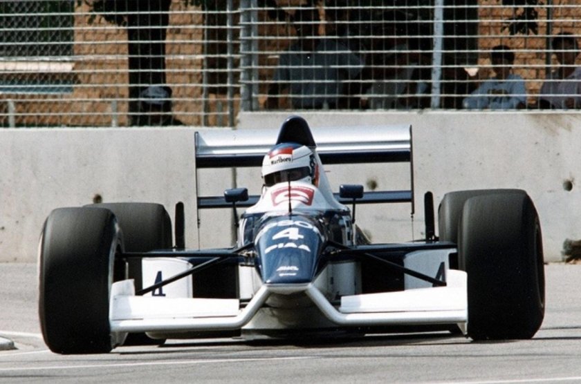 Tyrrell 018 1990