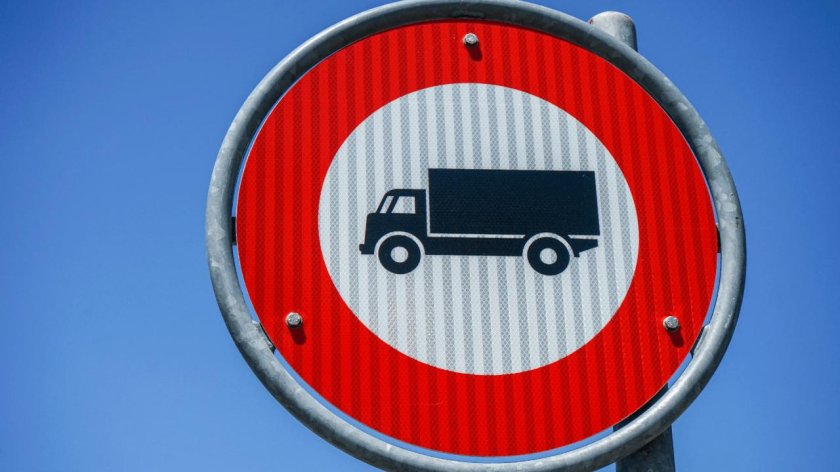 Круглый красный знак с грузовиком