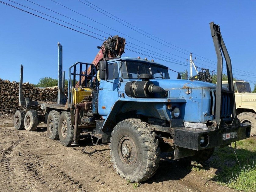Урал 5557 лесовоз с гидроманипулятором